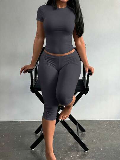 LovelyWholesale Women's Casual Round Neck Short Sleeve Solid Color T-Shirt And /4 Pants Black 2-Piece Set Summer Outfit (Lightweight Fabric, Slightly Sheer) Elegant $15.19